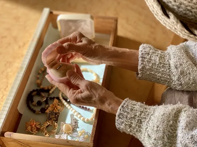 「遺品」と言ってものを売ると普通より価値が下がる？