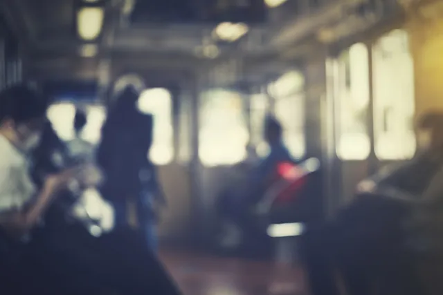 喪服で電車に乗るって変？