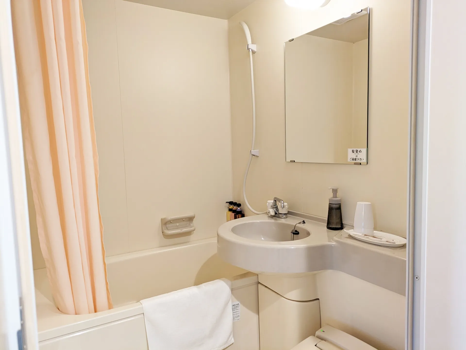 遠方から親戚が来るので10人くらいで泊まりたいのですが、葬儀場は泊まれますか？