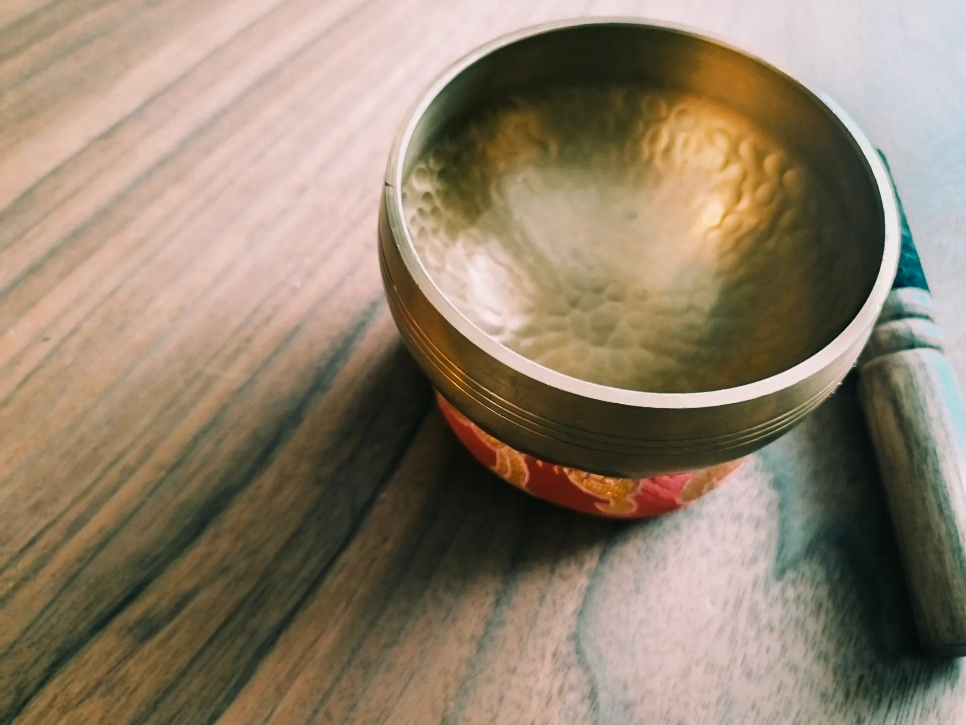 「仏具」は葬儀社が用意するものですか、それともお寺さんが持参するのですか?