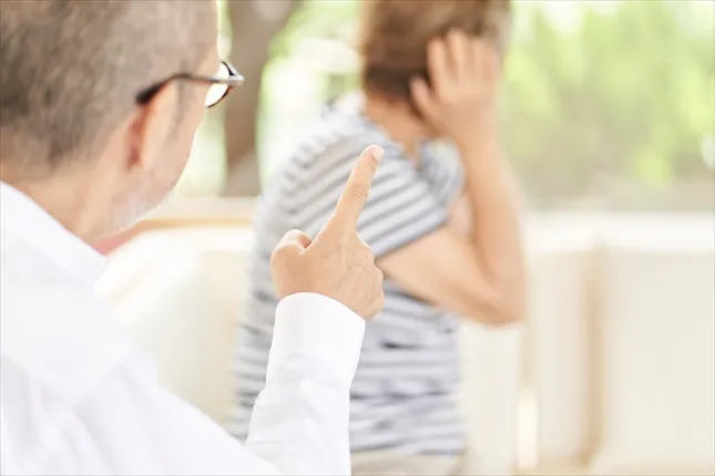 父が亡くなった事を伝えていない、叔父から激怒して連絡がありました。解決方法を教えてください。