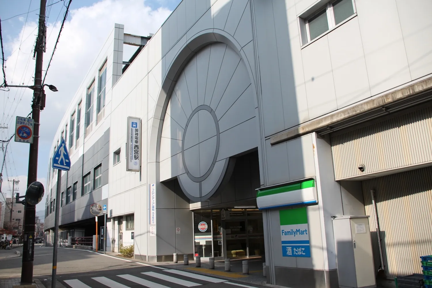 ファミリーマートでよく買い物をしていた父は入店時に流れるＢＧＭをよく口ずさんでいました。出棺時にそのＢＧＭを流してあげたいのですが陽気すぎますでしょうか。