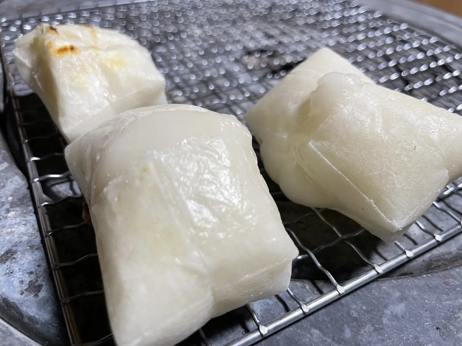 餅好きだった祖父が餅を喉に詰まらせて他界、葬儀で棺に“お餅”を納めるのはやはり不謹慎？