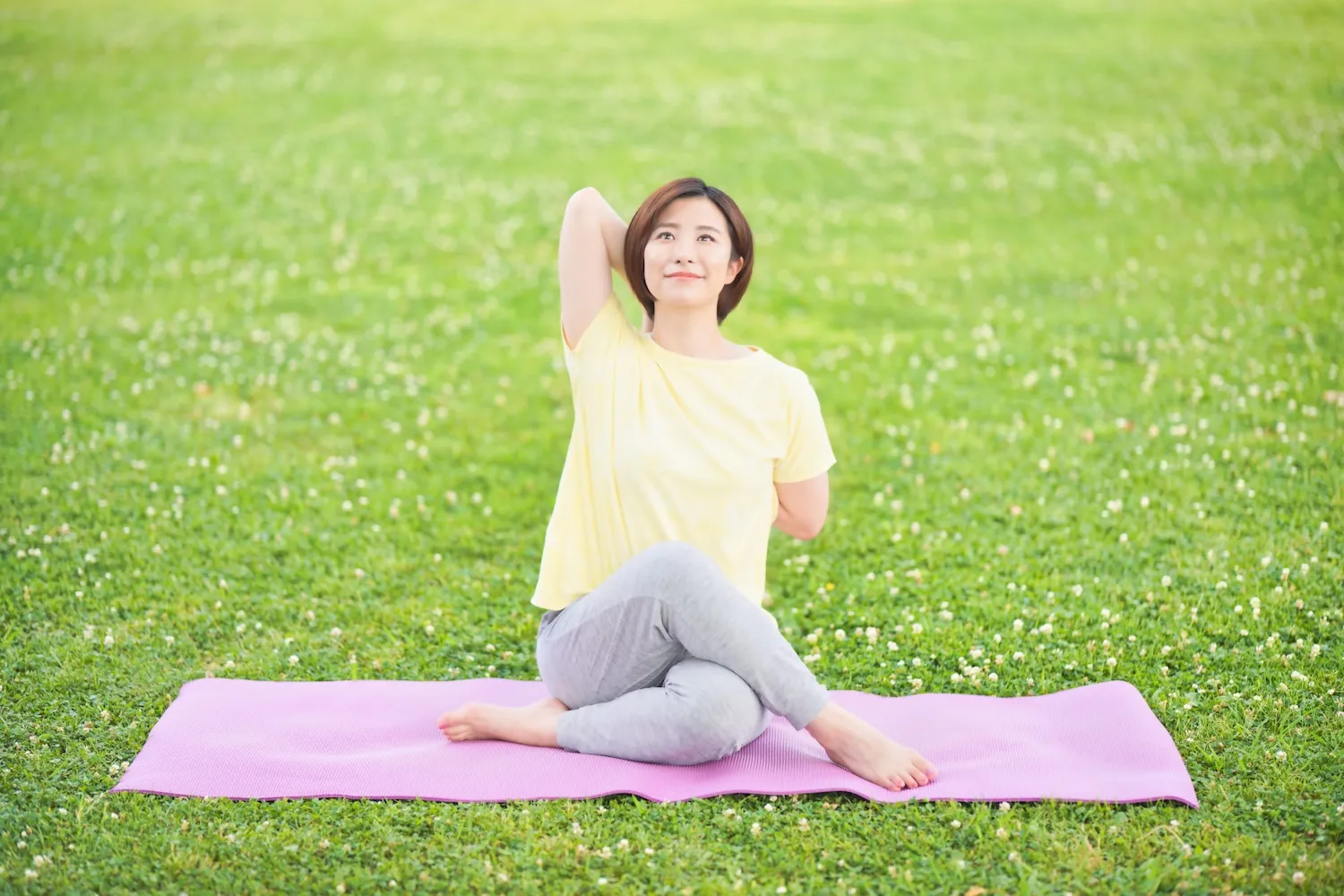 葬儀式場で親族15人とヨガを行いたい、葬式の合間にみんなで呼吸やストレッチは可能でしょうか？