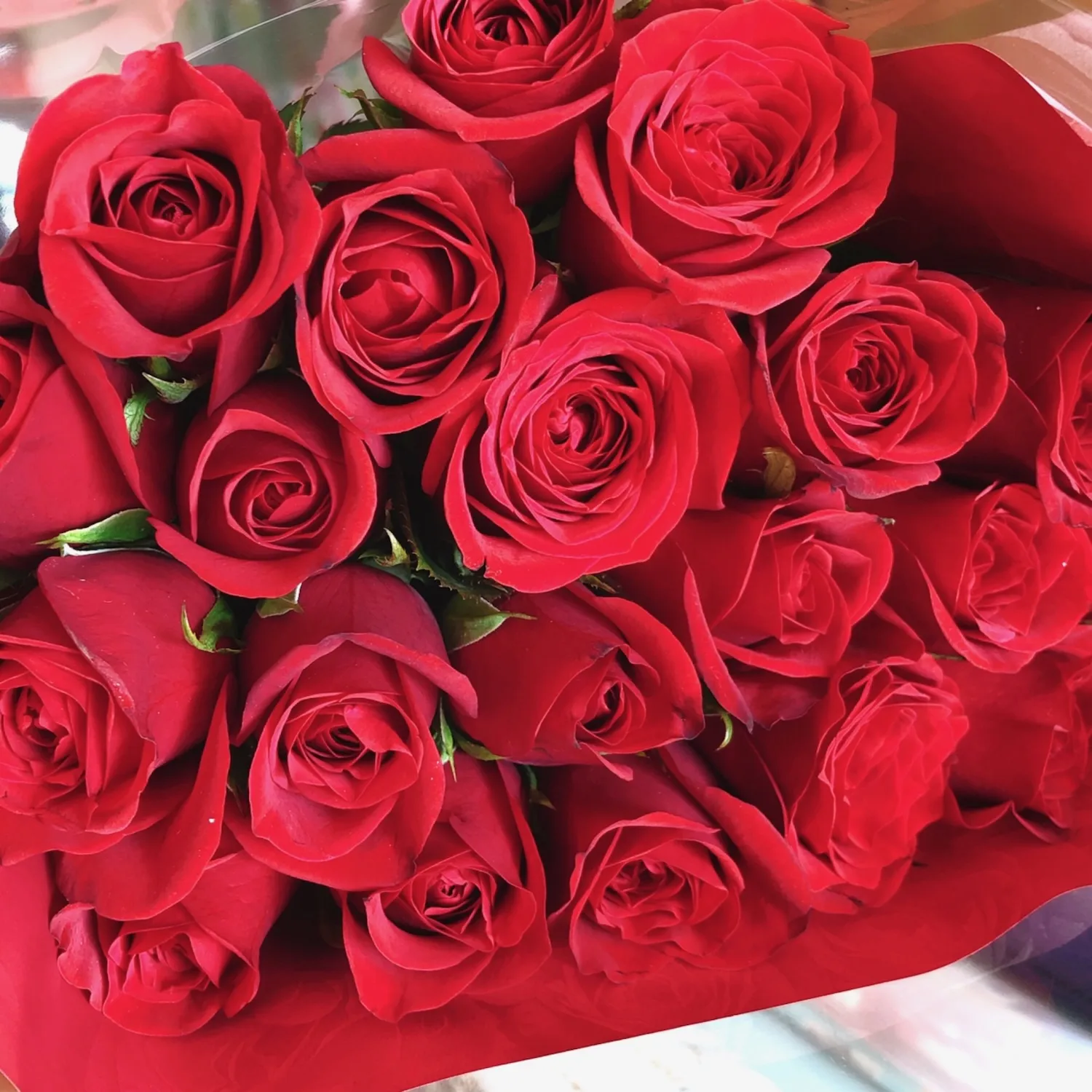 供花で故人の好きな花を指定できる？赤いバラは失礼？